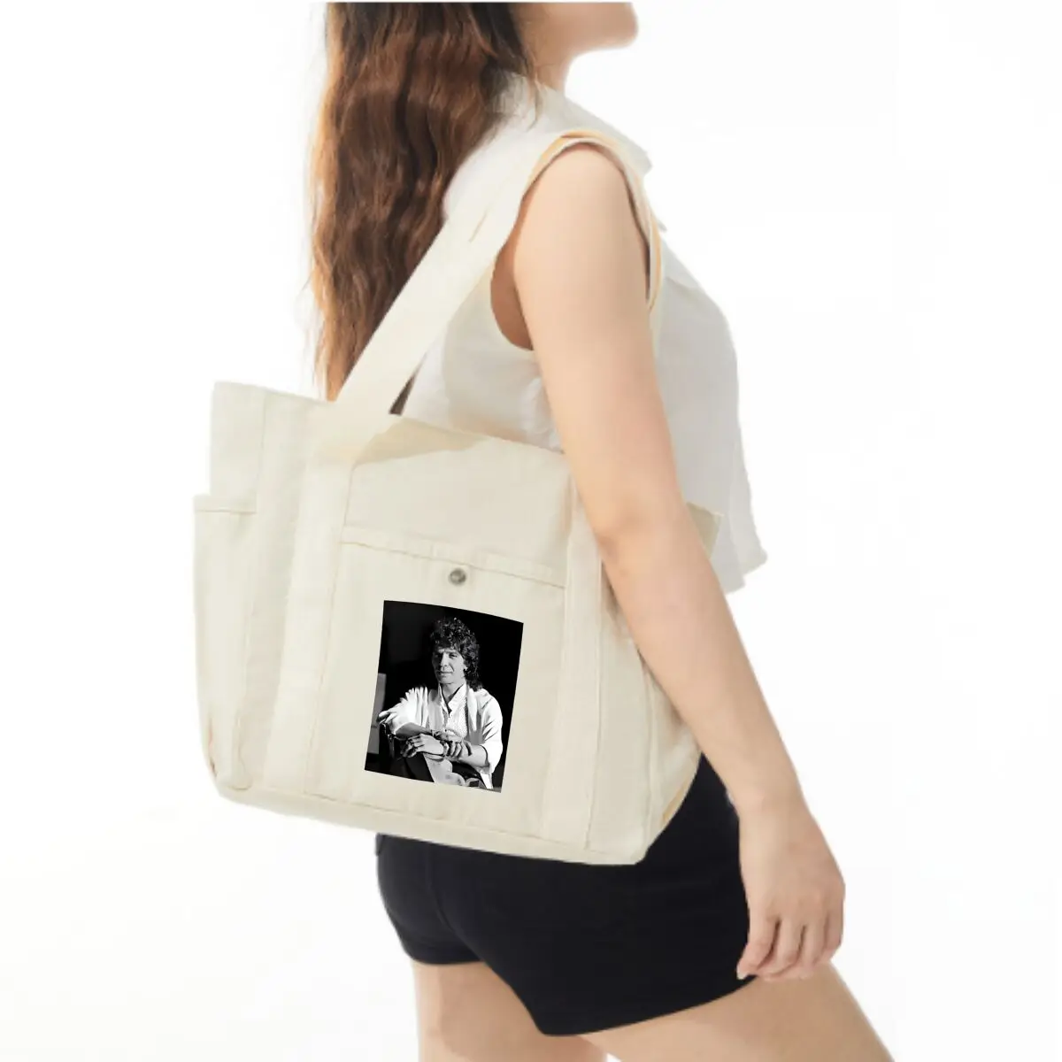 صورة أبيض وأسود لرجل ذو شعر مجعد حقيبة كتف نسائية عصرية ذات سعة كبيرة حقيبة حمل للطلاب