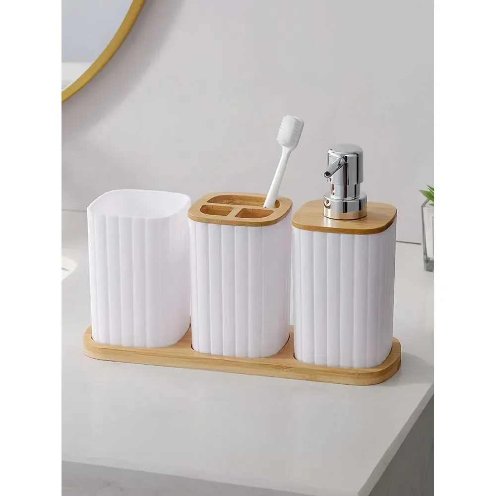 

Набор аксессуаров для ванной комнаты из пластика с дозатором для лосьона, стаканом для ополаскивателя для рта, стаканом для зубных щеток и подставкой для организации рабочей поверхности.