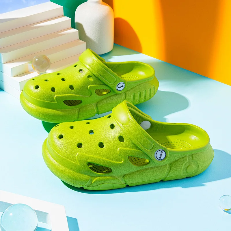 A pair of children's summer open-toe slippers, soft-soled and comfortable hole shoes, size 24/25-36/37，HML-701