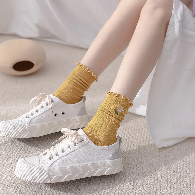 A Pair of New Solid Color Black Fungus Edged Small Chrysanthemum Embroidered Mid Tube Socks