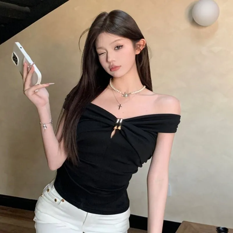Female Live-streamer's Outfit For The Camera Purely For The Hot Girl Features Off-the-shoulder Design Trick T-shirt For Summer
