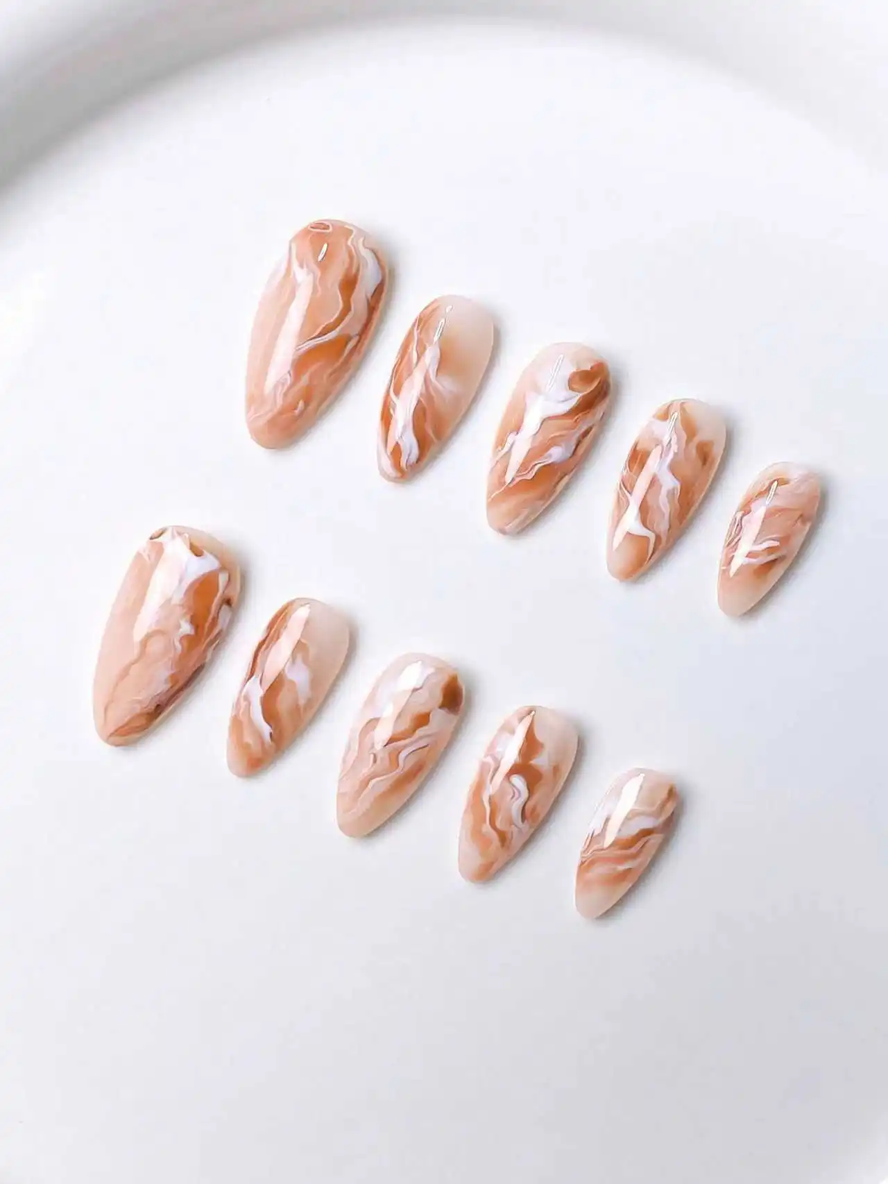 10 قطع، أظافر لوز مصنوعة يدويًا، خطوط متدرجة باللونين البني والأبيض، بسيطة ولكنها أنيقة، جودة عالية. #3