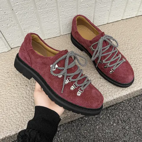 Designer personnalisé Niche à la mode hommes chaussures en cuir décontracté vache daim hommes Style britannique lacets colorés Derby chaussure