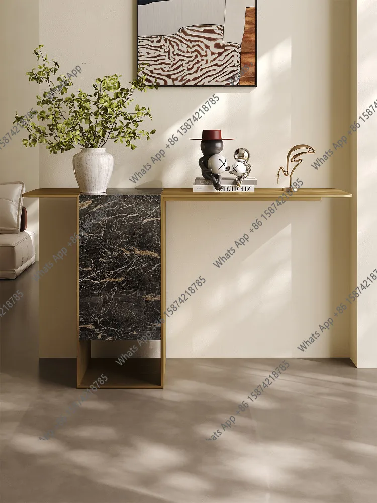 

The entrance is opposite door, the entrance is high-end, and strip is against the wall.
