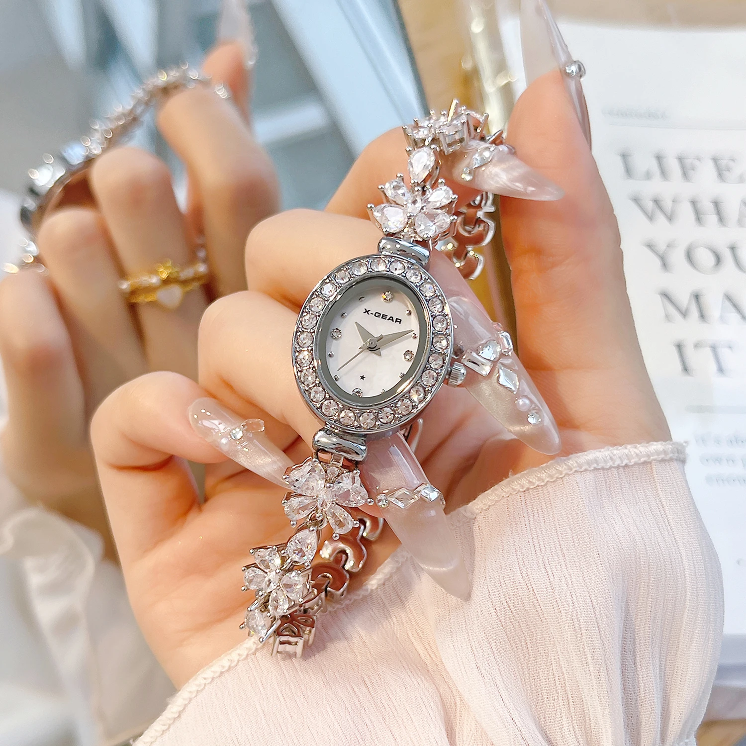 Orologio al quarzo da donna 2025 – Bracciale delicato alla moda con cinturino a farfalla, quadrante in madreperla con lussuosi strass