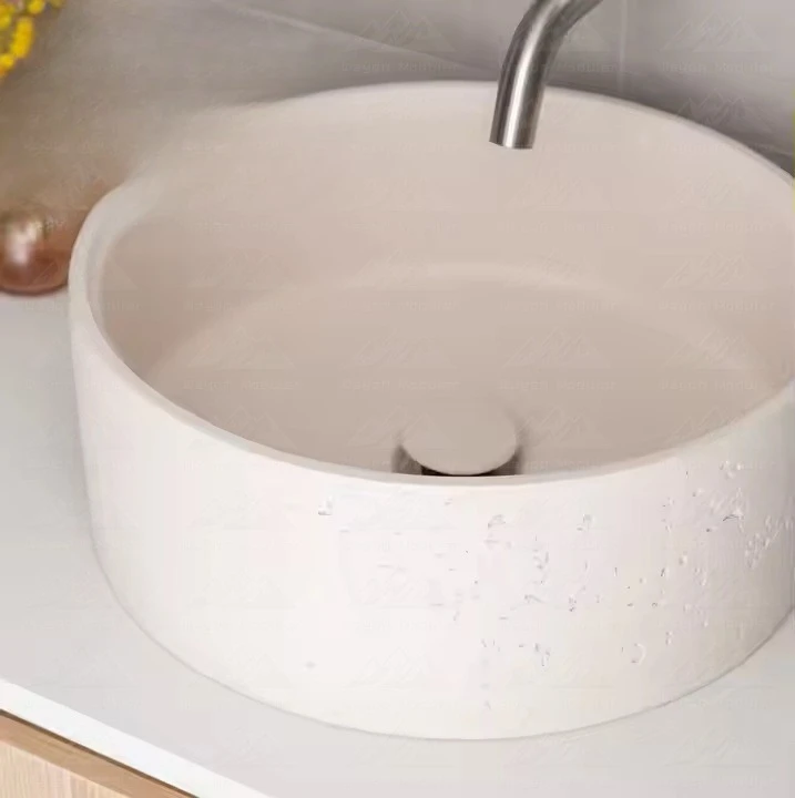 Diseño de ranura superior de cemento gris hecha a mano en lavabo de hormigón