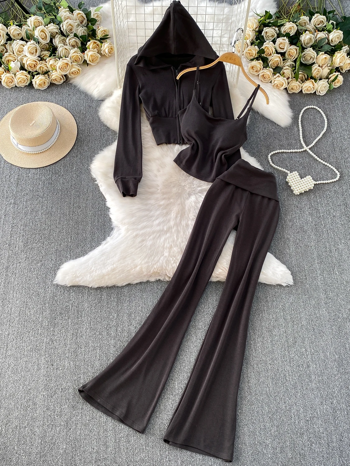 

Спортивный комплект для женщин: куртка с капюшоном на молнии, защита от солнца, шорты с подкладкой и бретелями, комплект из трех предметов.