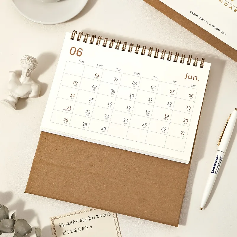 تقويم بسيط لعام 2026، مخطط شهري باللونين الأبيض والبني للمكتب (يمول 2025-ديسمبر 2026)، ملزمة حلزونية، هدية مثالية لطلاب المكاتب