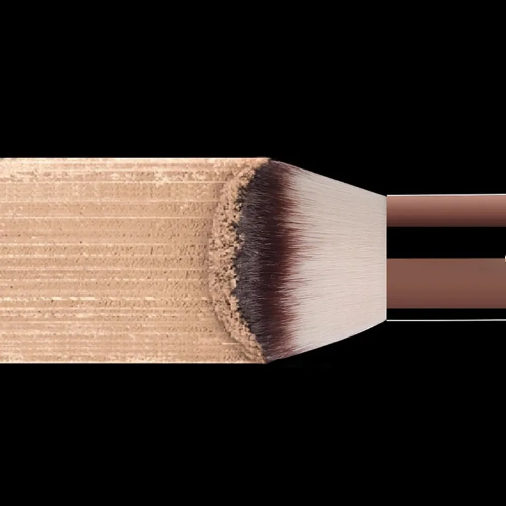 Pincel de base com acabamento perfeito, cabelo de fibra macia, design moderno, pincel de maquiagem único para aplicação impecável e cobertura suave