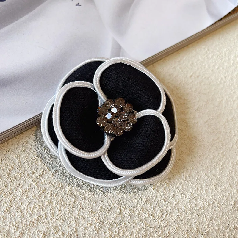 Koreanische Mode Stoff Kamelie Blume Brosche Pins für Frauen Kristall Elegante Corsage Hochzeit Broschen Schmuck Zubehör – Detail 5