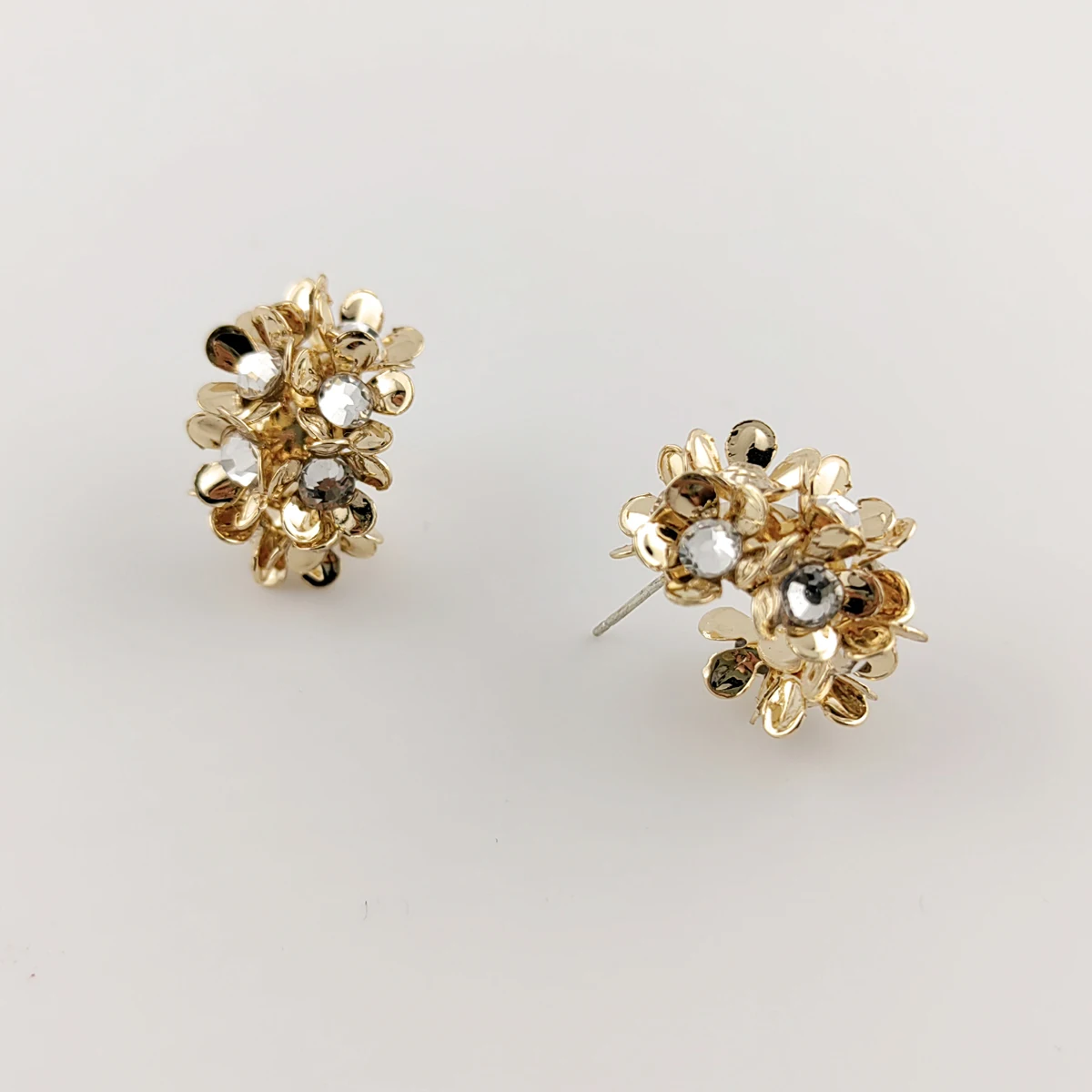 2024 New Trending Women Gold Color Metal Flowers Stud Earrings With Immitation Pearls