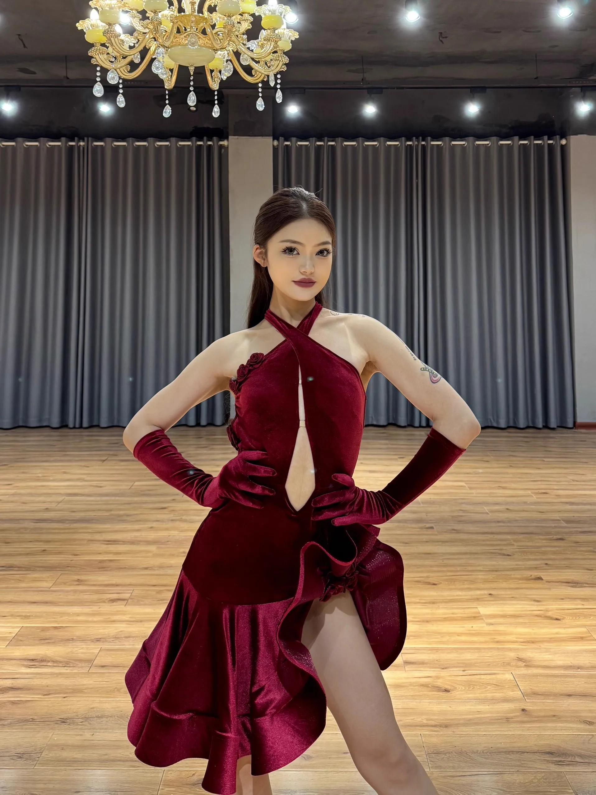 Robe de concours de danse latine pour femmes, en velours noir et violet, col licou, en arête de poisson, Costume de danse Cha Cha Rumba, nouvelle collection