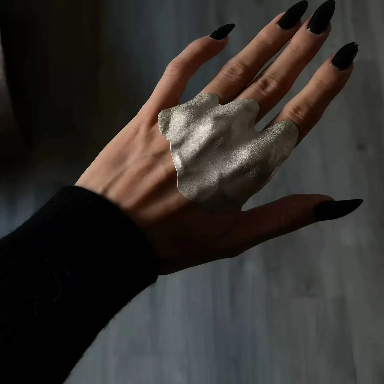 Künstlerischer, unregelmäßiger, plissierter Knöchelring, minimalistisches Nischendesign, exquisiter, einzigartiger Fingerring – Detail 2