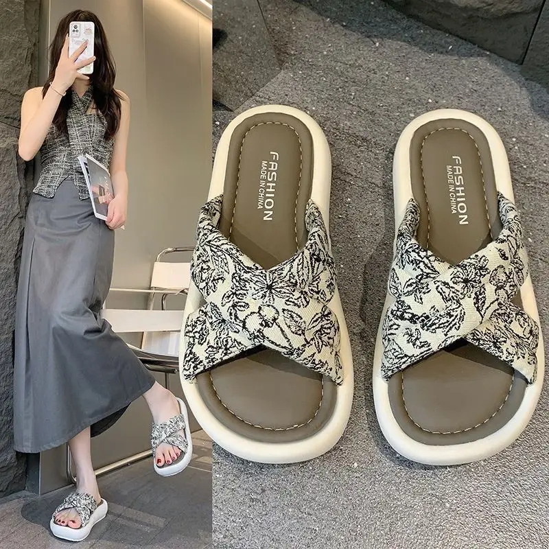 

Fairy style thick-bottomed versatile cool slippers female 2025 new summer wear fashion new national style beautiful skirt
