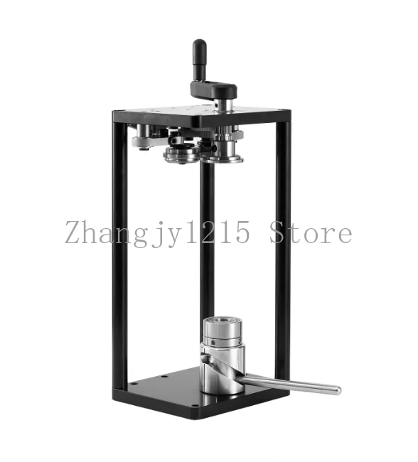 

Полуавтоматическая машина для запечатывания банок. Небольшая бытовая ручная машина для запечатывания банок. Банка для пивного сока с газировкой.