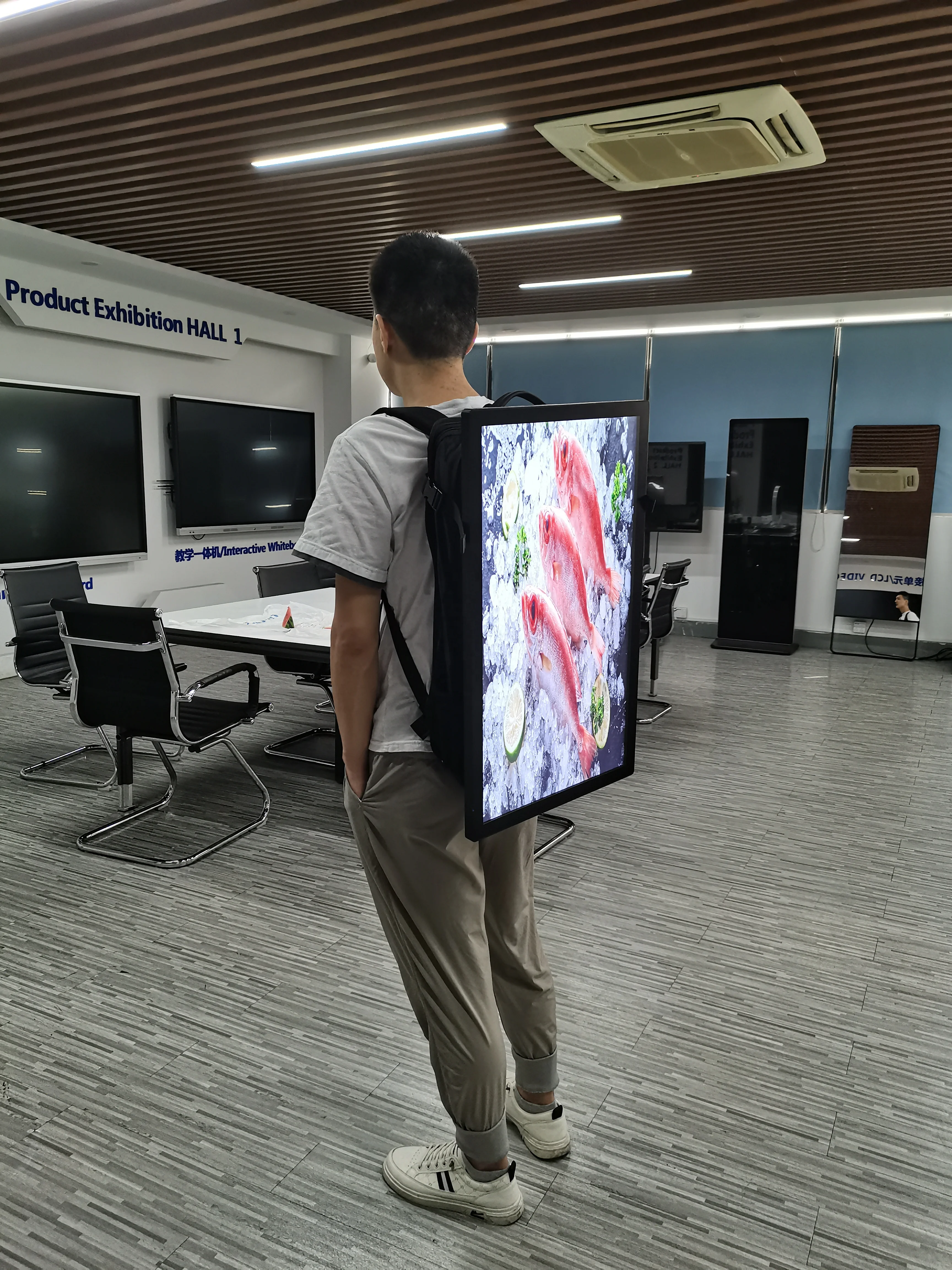 Android System Digital Signage 27 Inch LCD Screen Backpack Billboard Human Walking Mobile Billboard with Display Software