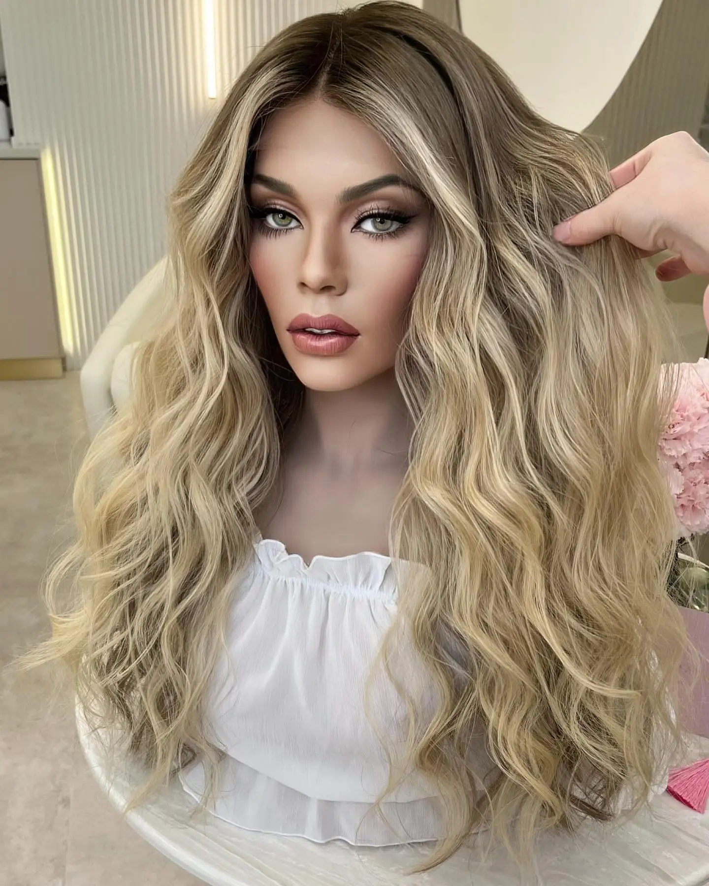 Wig Frontal Renda Akar Gelap dengan Sorotan Pirang Wig Gelombang Air Bagian Tengah Wig Garis Pirang Wig Lembut Alami Kualitas Tinggi