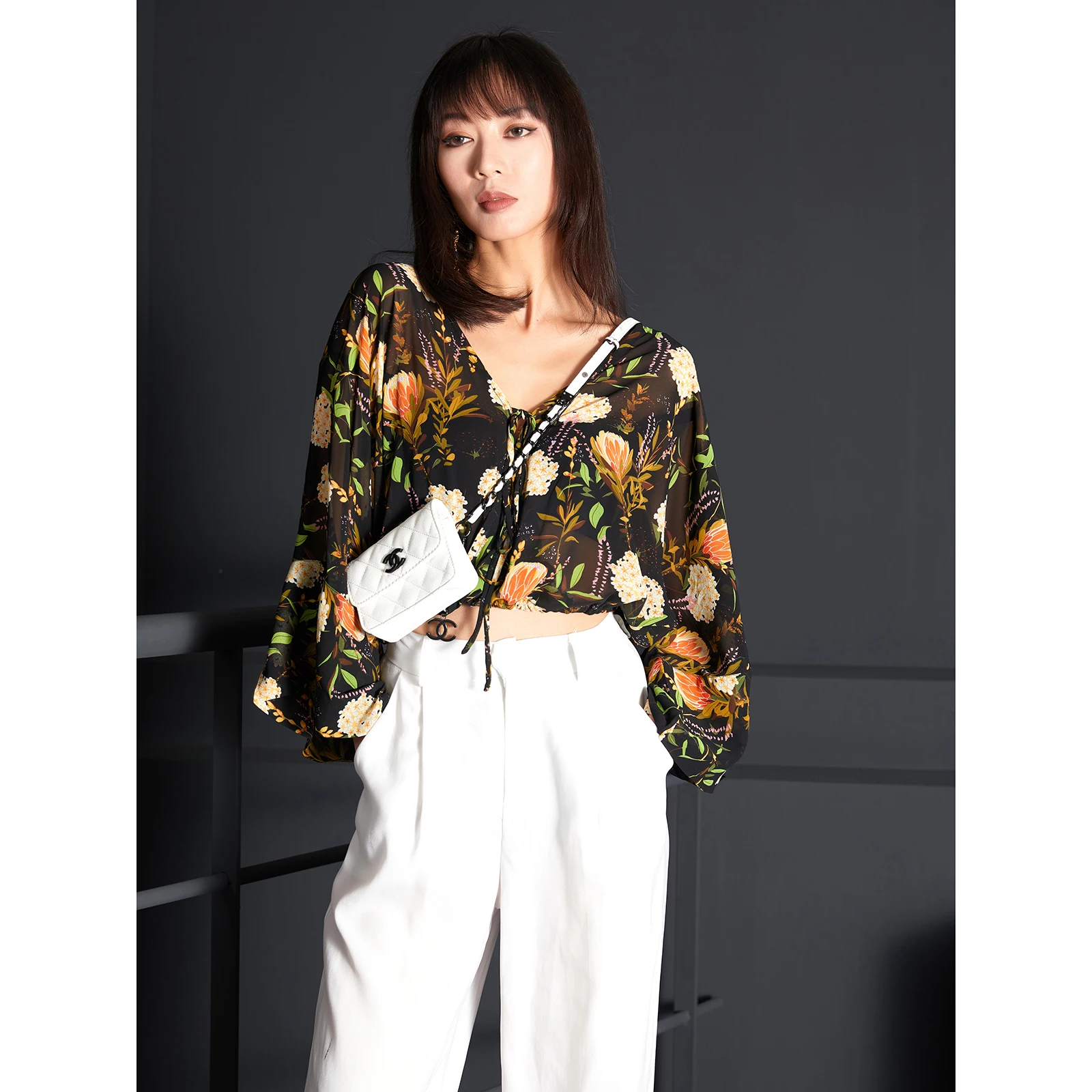 

Оригинальный дизайн Suower: японский стиль, приталенный топ с V-образным вырезом, широкими рукавами, цветочным принтом, свободная футболка с высокой талией