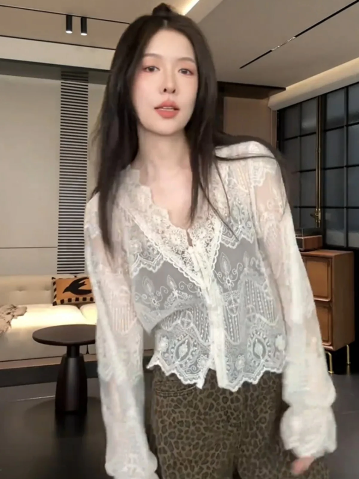 

Комплект женской одежды больших размеров: длинный вязаный топ с V-образным вырезом, кружевом и ажурными вставками, прямой крой, в корейском стиле, для осени и зимы