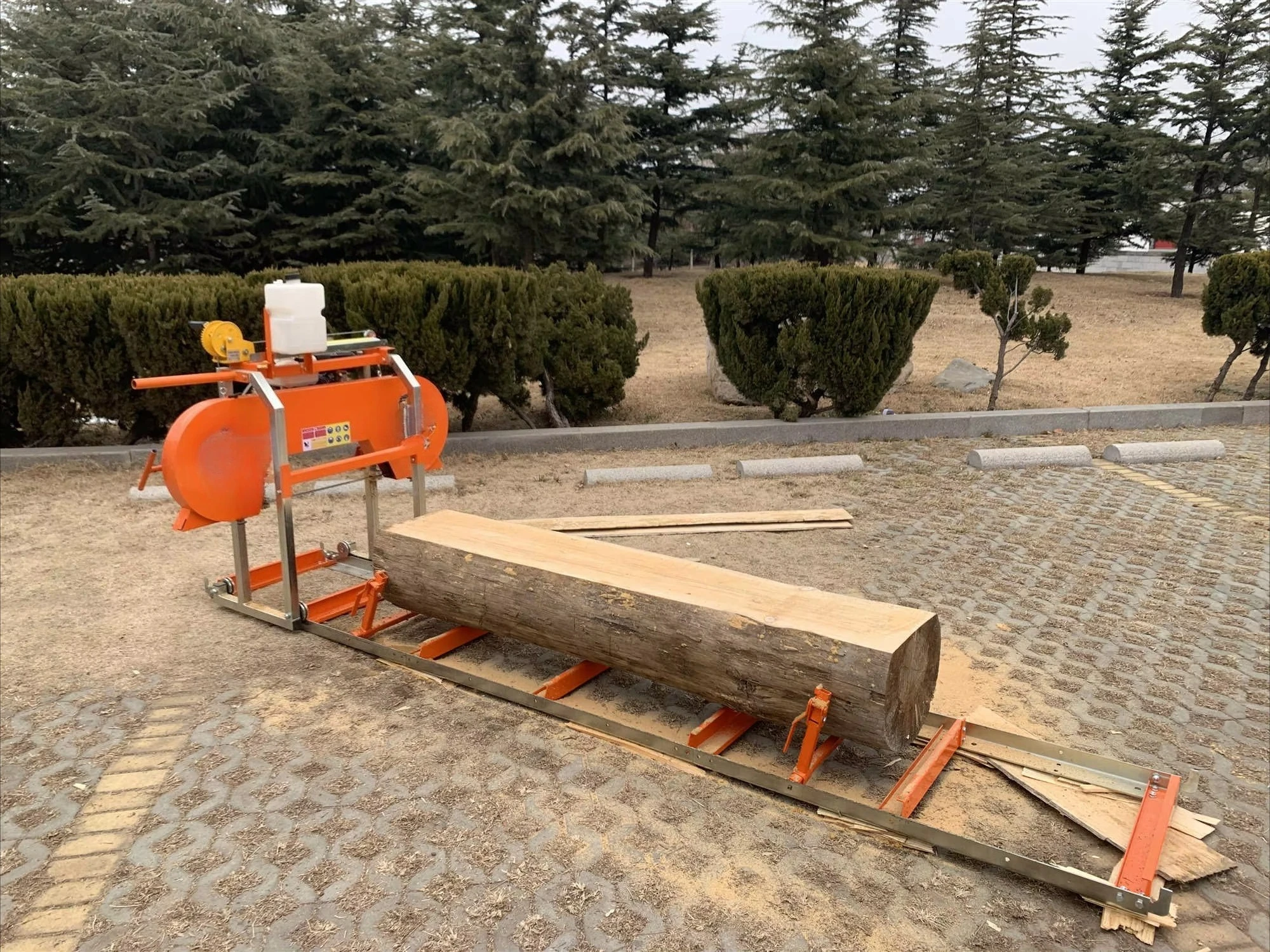 18 inch goedkope benzine aangedreven draagbare zaagmolen voor het zagen van houtstammen, geschikt voor boerderijen, bosbouwprojecten en particuliere gebruik.