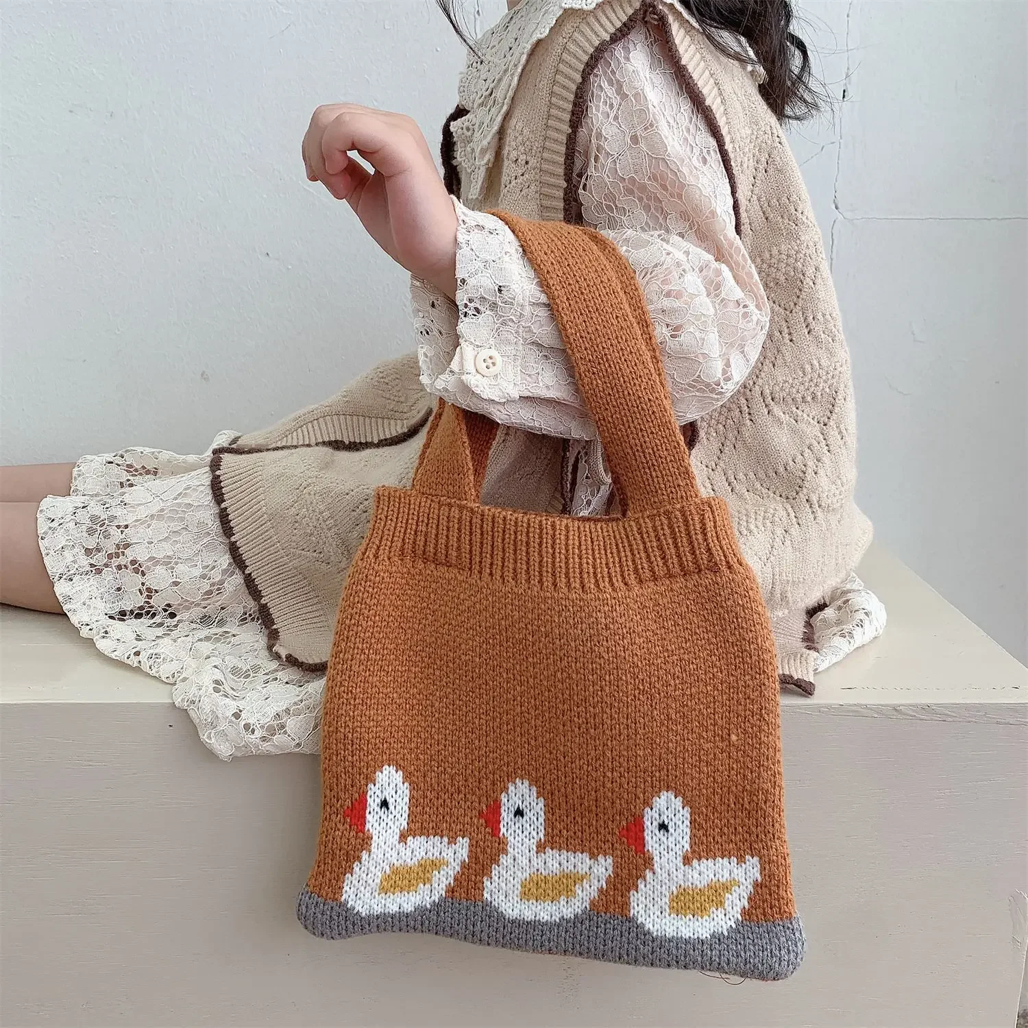 2024 otoño nuevos bolsos para niños tejidos a mano moda pequeño bolso de tela niñas ganso blanco bolsa de mensajero monedero