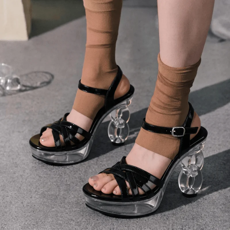 Sandalias de plataforma con tiras de charol para mujer, tacón alto de bloque con cadena escultural transparente, punta abierta, tiras cruzadas, correa ajustable con hebilla para el tobillo