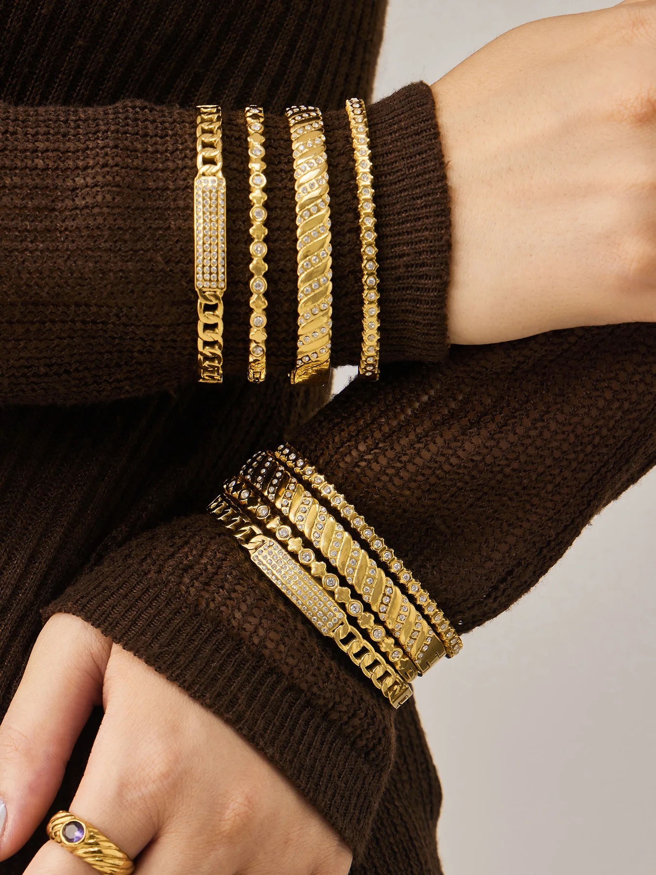 Zierliche CZ Kubikzirkonia Armreifen Edelstahl-Armreifen für Frauen 18k Vergoldete Armreifen mit Mehrfach-Zirkon-Einlage – Detail 4