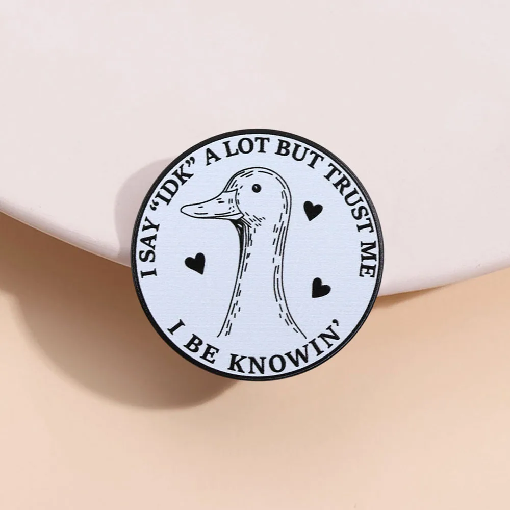Lustiges Enten-Emoji-Paket „Ich sage viel, aber glaub mir, ich weiß alles“ Emaille-Brosche Retro-Ente Humorvolle Zitate Anstecknadel Geschenk für einen Freund – Detail 11