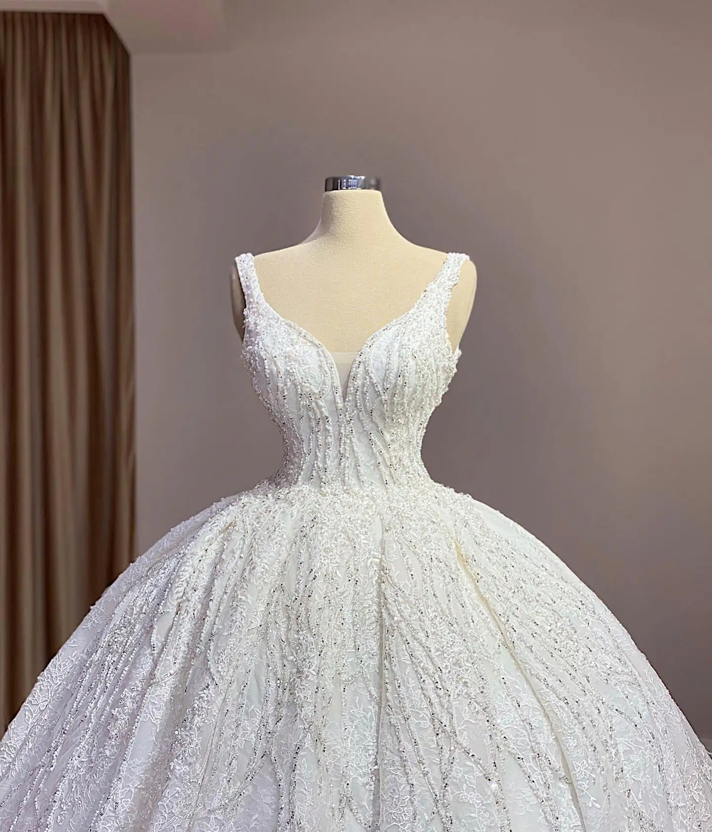 Luxury White Wedding Gowns V-Neck Sleeveless Lace Appliques Elegant Female Bridal Dresses Custom Made New Arrival Robe De Mariée