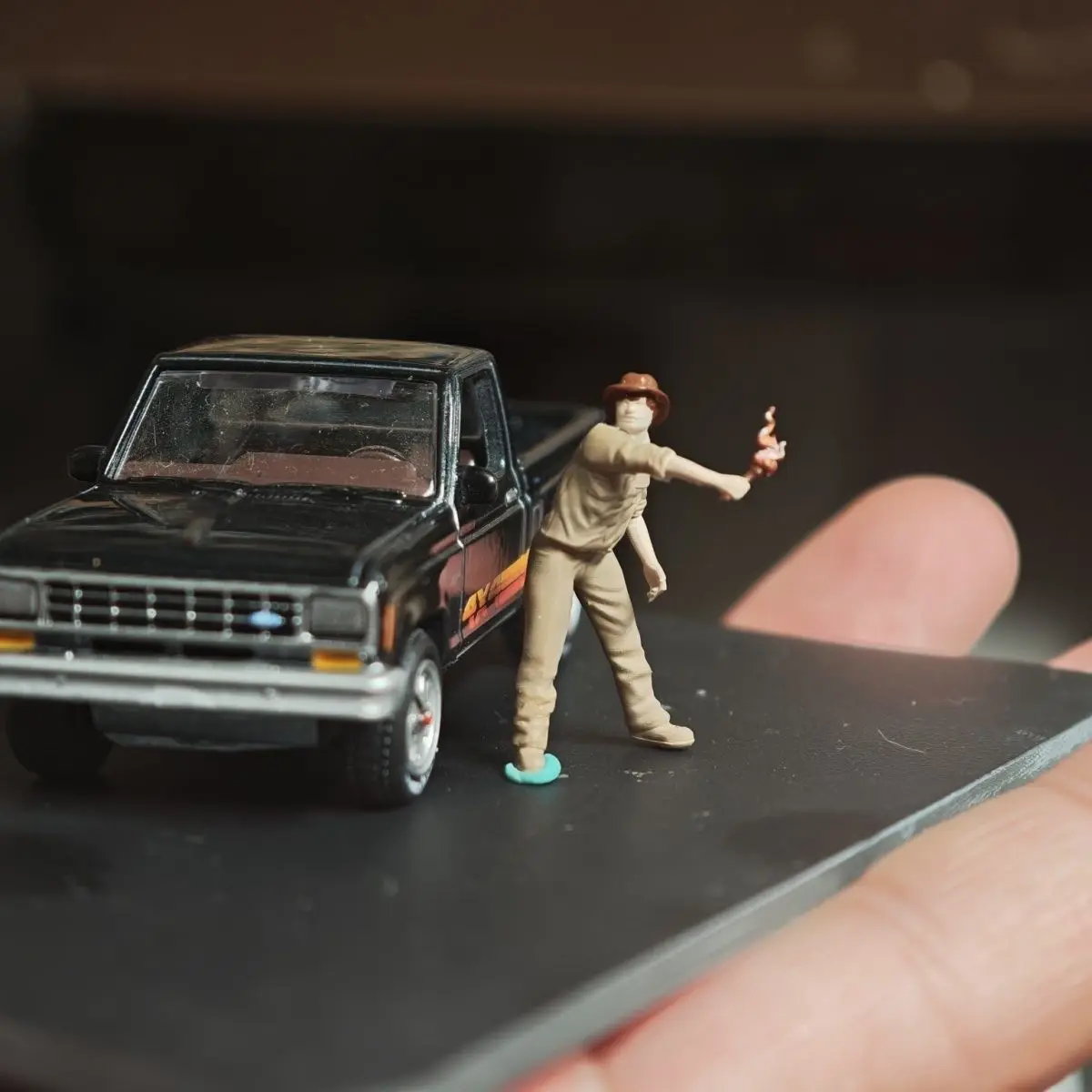 تمثال ثابت 1/64 يمكنك صنعه بنفسك من الراتنج المرسوم يدويًا في الهواء الطلق لمستكشف الغابات نموذج مشهد السيارة