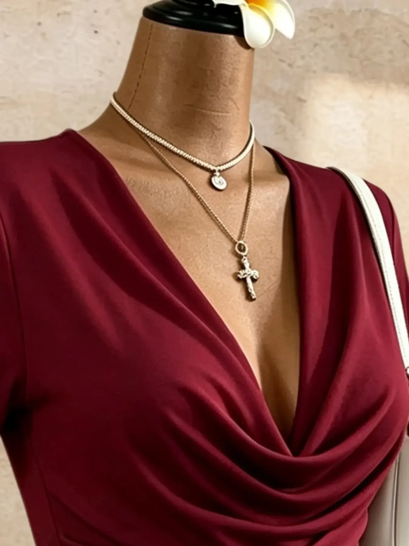 Damen-Crop-Top mit tiefem V-Ausschnitt, kurzen Ärmeln, drapiertem Wasserfallausschnitt, überkreuztem Wickeldesign, eng anliegend, dehnbar, lässig für Ausgehzwecke. – Detail 3