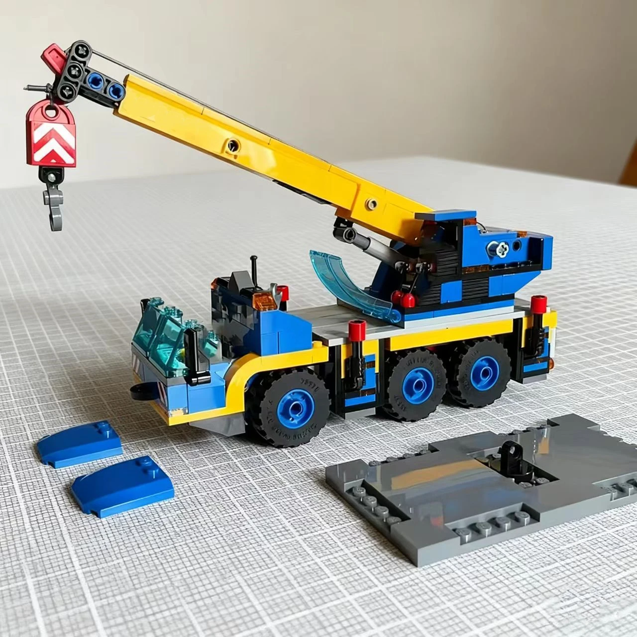 

Third Party Compatible MOC Sets City Series Building Blocks Mobile Six-Wheel Crane Technology Hoisting Car Children's Toys Gift