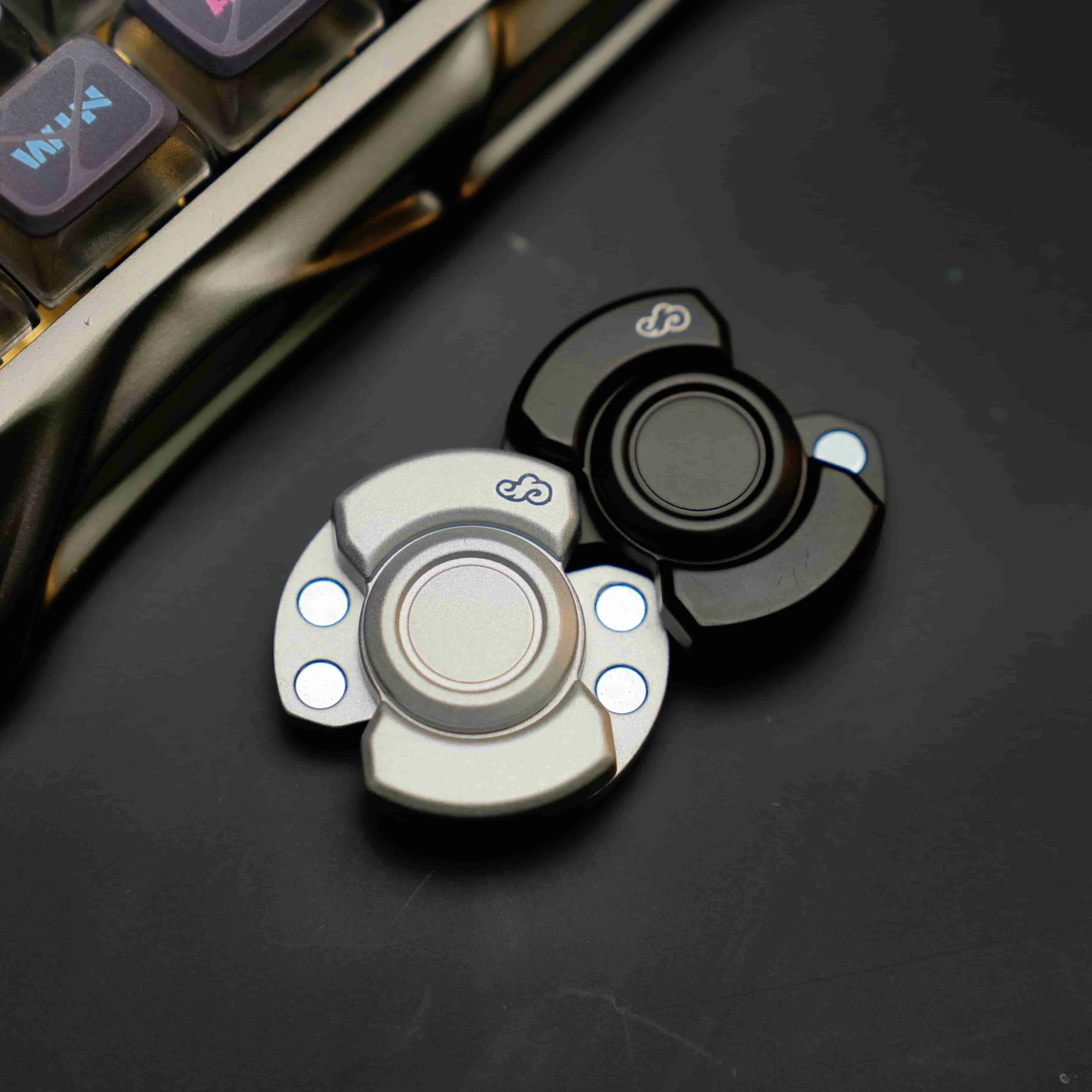 juguete-sensorial-halooplayer-three-body-deslizador-spinner-y-aliviador-de-estres-juguete-antiestres-juguete-para-la-ansiedad-metalico-para-autismo