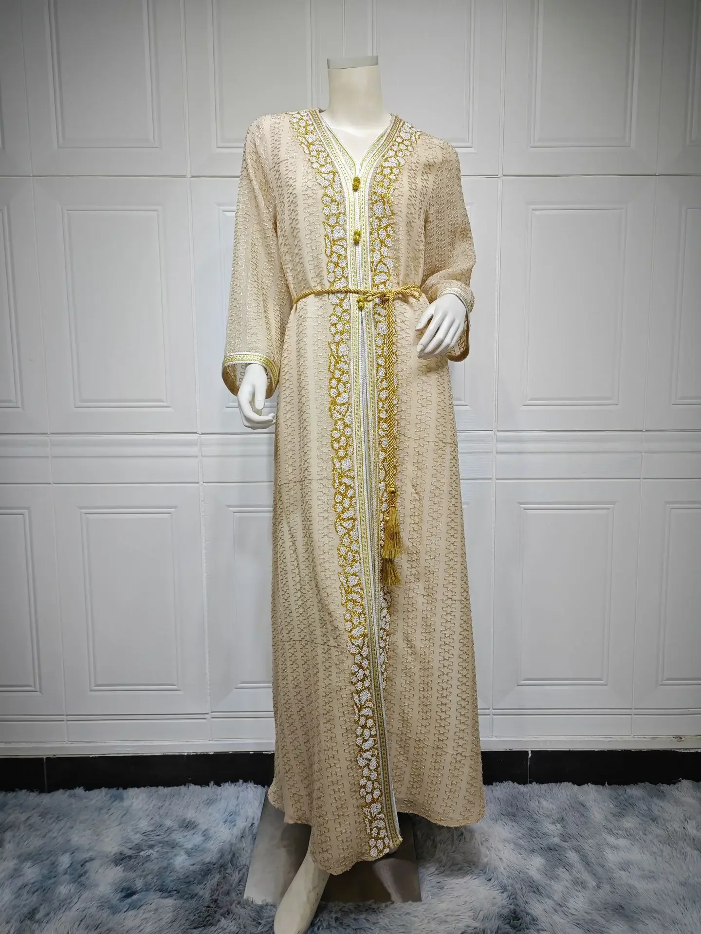 Middle Eastern Muslim Women's Robe. A Fashionable Two-piece Set with Embroidery and Hot-fixed Rhinestones Including A Waist Rope