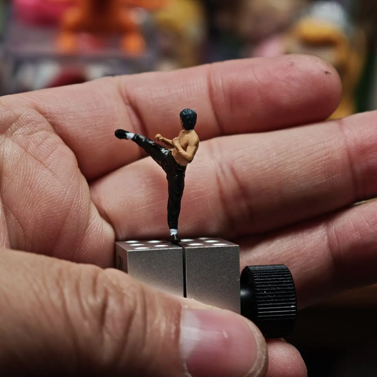 Figurines 1:64 en résine peintes à la main, modèles de scène de voiture Bruce Diorama