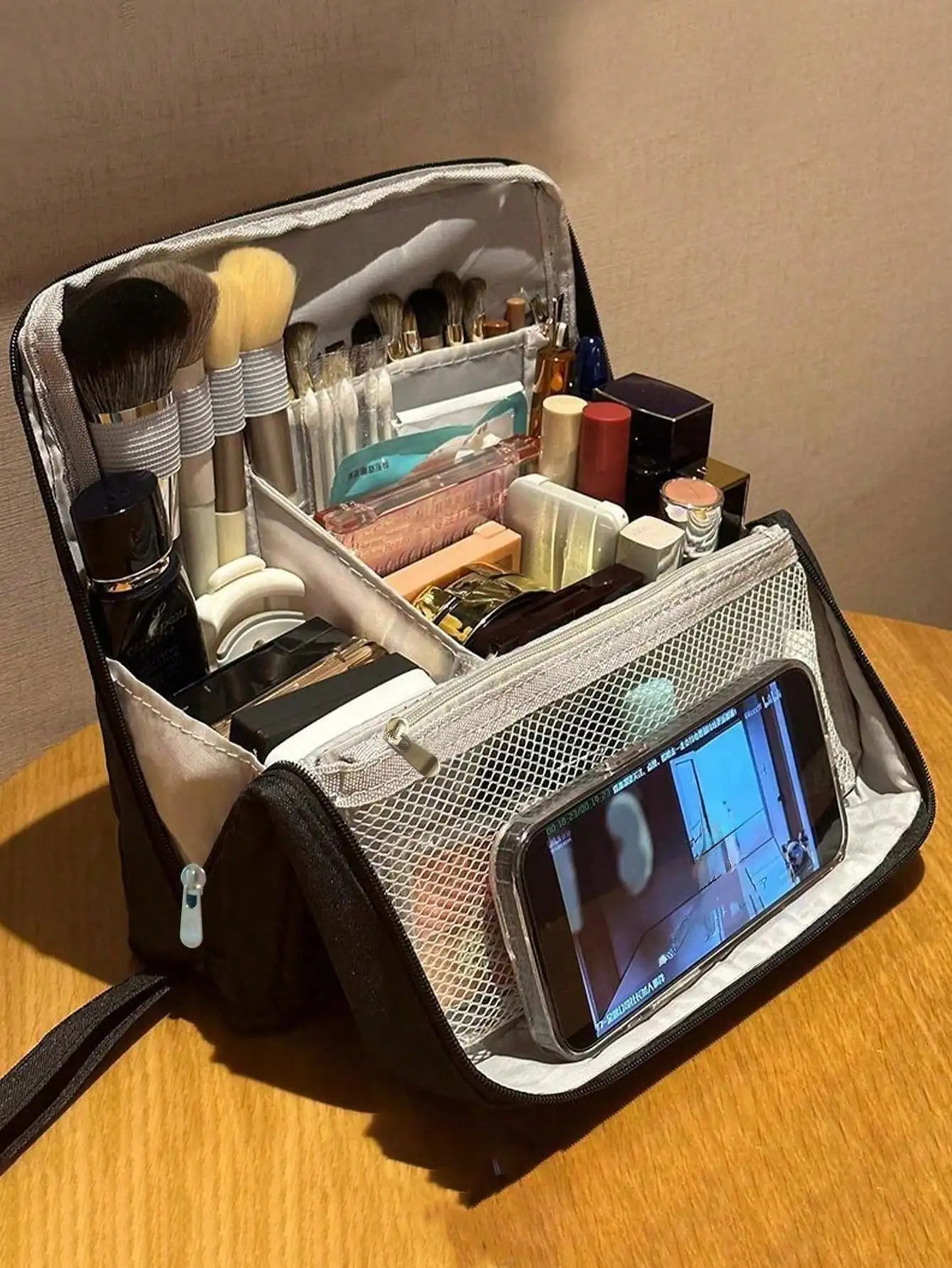 Bolsa de maquillaje vertical de gran capacidad - Organizador de maquillaje de viaje con múltiples compartimentos, tela duradera y bolsillos de malla, bolsa portátil para almacenamiento de productos de cuidado de la piel y herramientas cosméticas (beige/negro), bolsa de maquillaje desechable/bolsa con cierre de cremallera resistente, bolsa de cosméticos, neceser