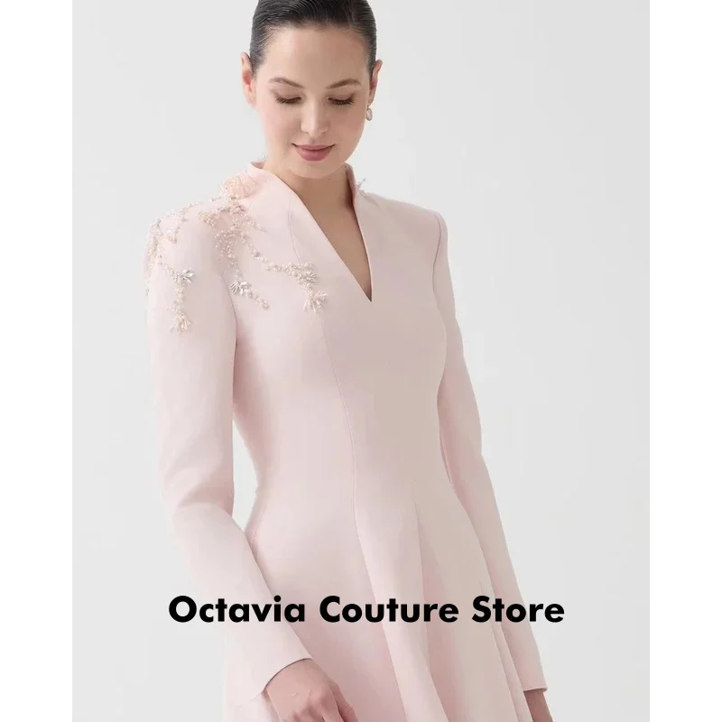 فستان سهرة رسمي بأكمام طويلة ورقبة على شكل حرف V ومزين بالخرز وردي فاتح على شكل حرف A بطول الأرض #4