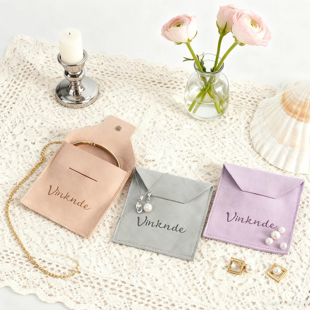 

100 шт./лот, сумка для ювелирных изделий из микрофибры, конверт, бархатный чехол для ожерелья, кольца, серьги, свадебный подарок, USB-органайзер для дисков, можно печатать логотип