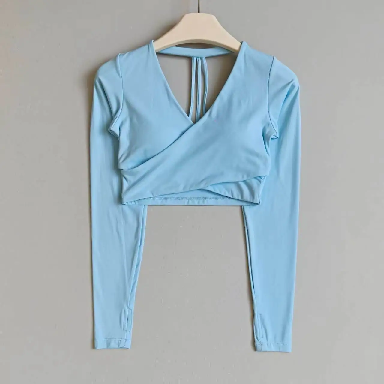 Damen-Yoga-Top mit Kreuz-V-Ausschnitt, langen Ärmeln und Brustpolster, schmal geschnittenes Pilates-Trainings-Top mit bauchfreiem Design für Fitness und Laufen – Detail 7