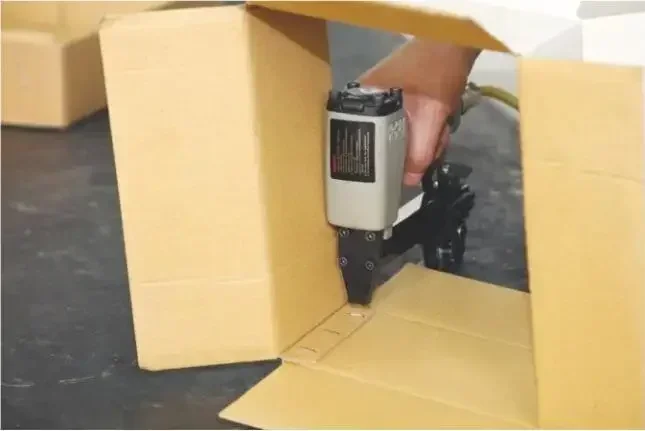 دباسة إغلاق جانبية من الكرتون، دباسات صينية هوائية للصندوق الصغير باستخدام SB 103020   دبابيس