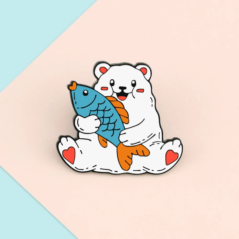 Happy Polar Bear che abbraccia pesce Cartoon spille spille Cute Big White Bears seduta distintivi smaltati Denim spilla regalo gioielli per bambini