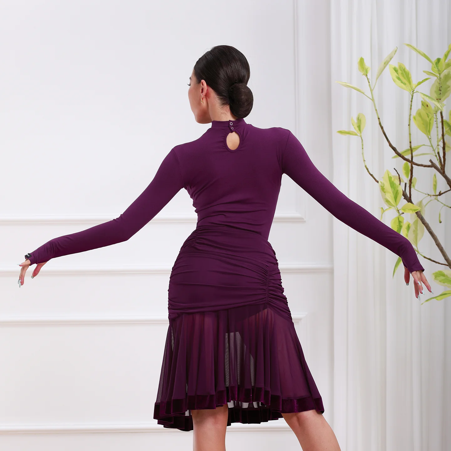 2026 Nowe stroje do tańca latynoamerykańskiego, krótki kombinezon z wysokim kołnierzem i długim rękawem, spódnica z siateczki, strój do tańca latynoamerykańskiego XH3946