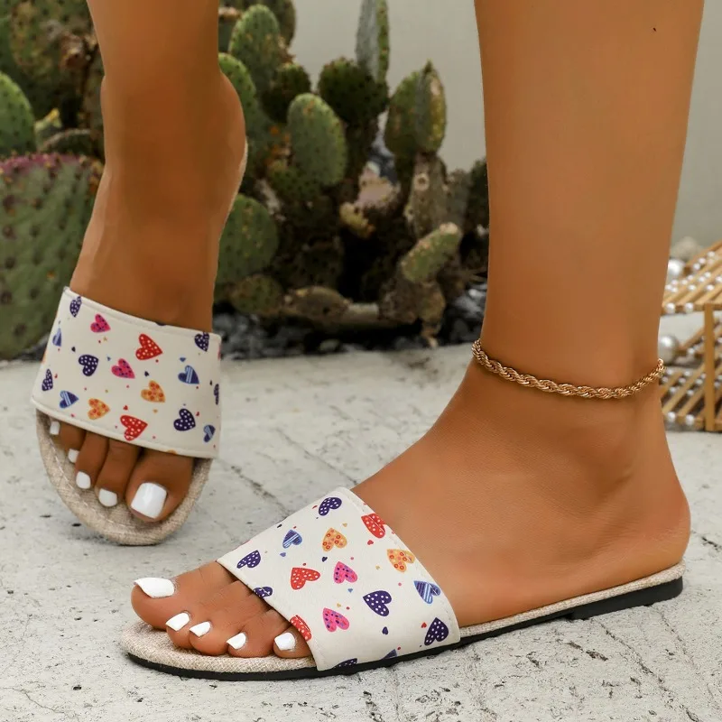 شباشب على الموضة جديدة لعام 2025 للنساء أحذية منزلية صيفية غير رسمية ومريحة قابلة للتنفس مع نعل مضاد للانزلاق مصنوع يدويًا
