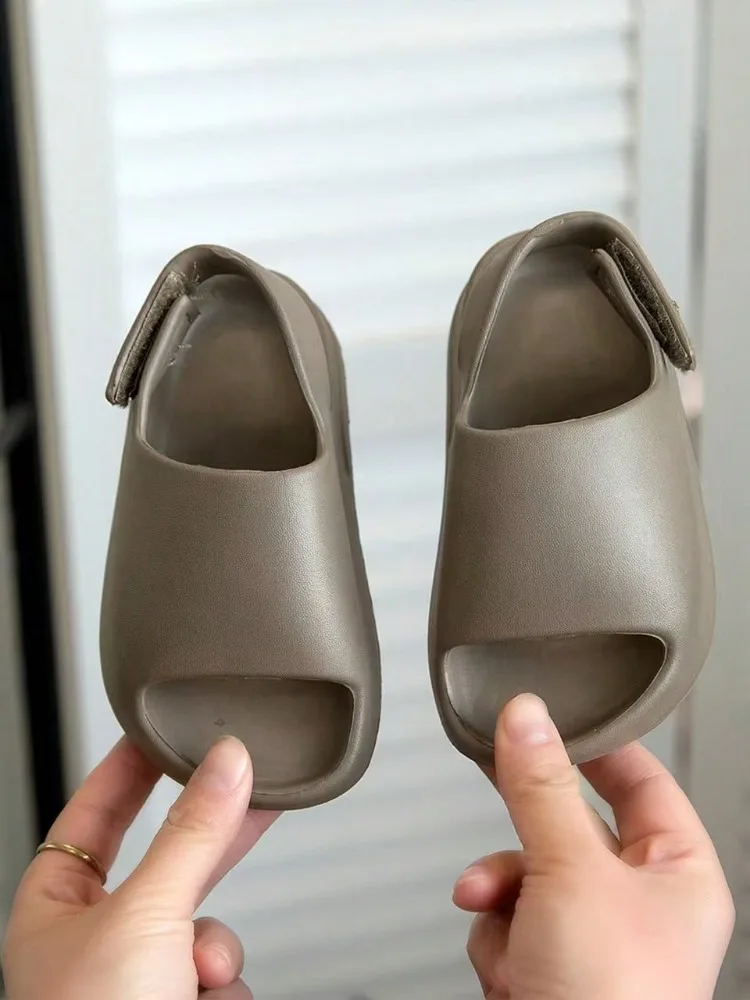 

Fashionable and minimalist children's sandals with EVA soft sole suitable for boys and girls beach shoes and river tracing shoes