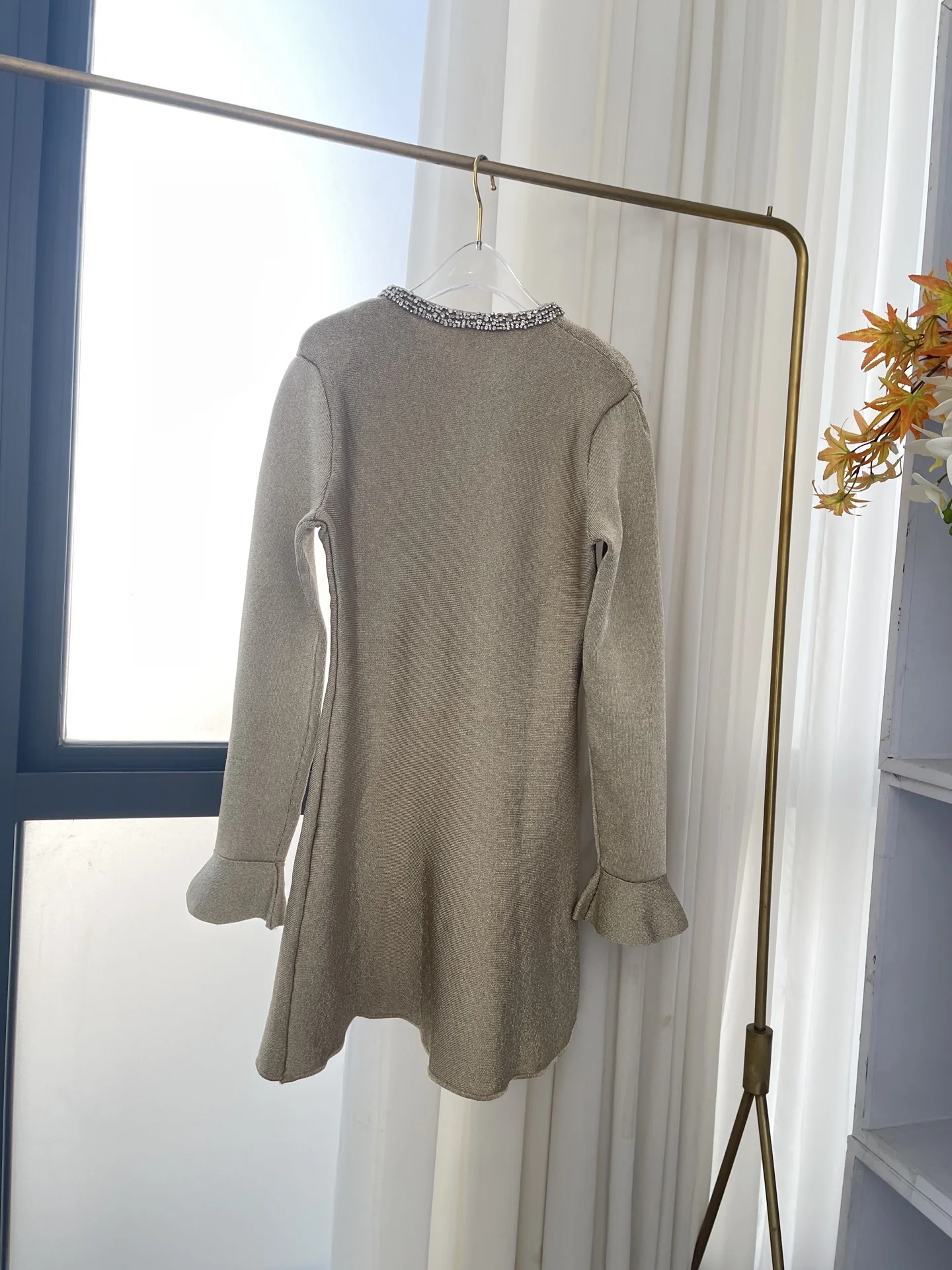 فستان قصير منسوج بأكمام طويلة ذهبي جميل جديد لعام 2025 #5