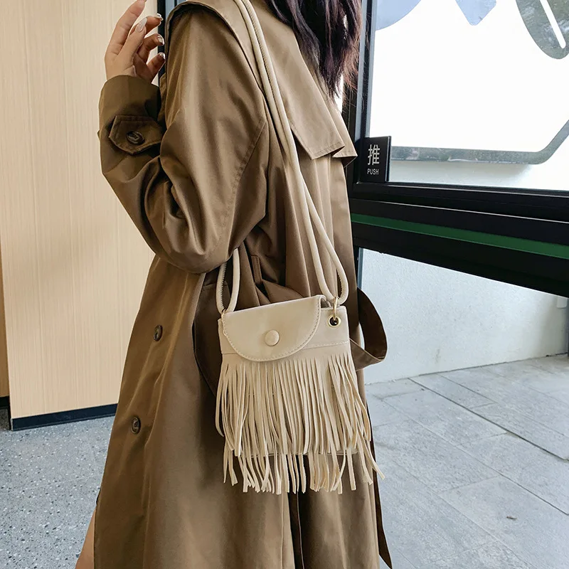 Trendige Leder-Umhängetasche mit Quaste, einfarbig, für Damen, Messenger-Tasche mit Fransen-Design und verstellbarem Riemen, Alltags-Umhängetasche – Detail 13