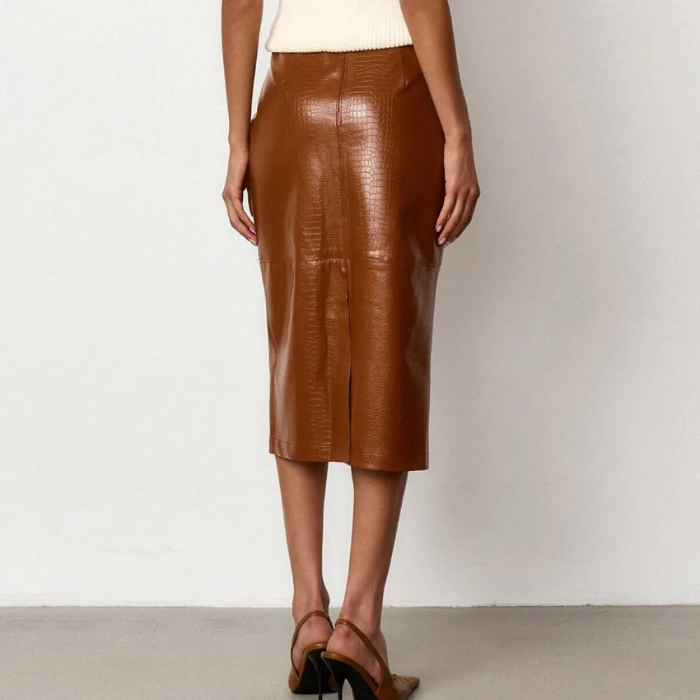 Trend Rear Slit Crocodile Patterned PU Skirt Autumn and Winter Women Elegant Fit Warm Music Festival Office Straight Tube Skirt