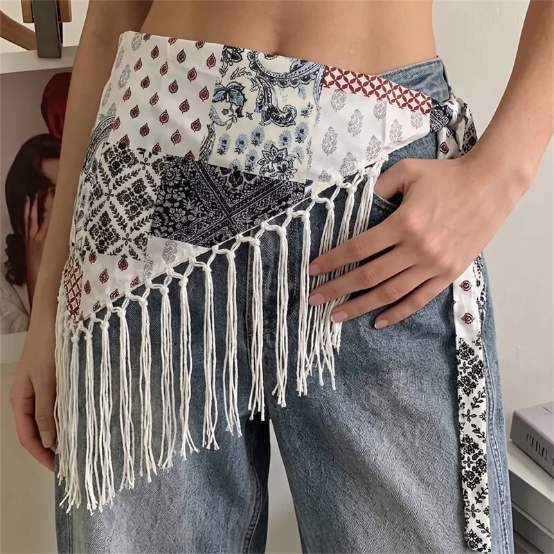Leichter Boho-Dreiecksschal für Damen, gemischtes Patchwork mit floralen und geometrischen Motiven, handgeknüpft, mit Quastenfransen, offener Wickelschal