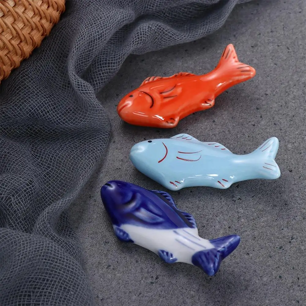 

Restaurant Hotel Chinese Style Ceramic Cute Fish Shaped Dinnerware Stand Chopstick Rest Tableware Rack Chopsticks Holder