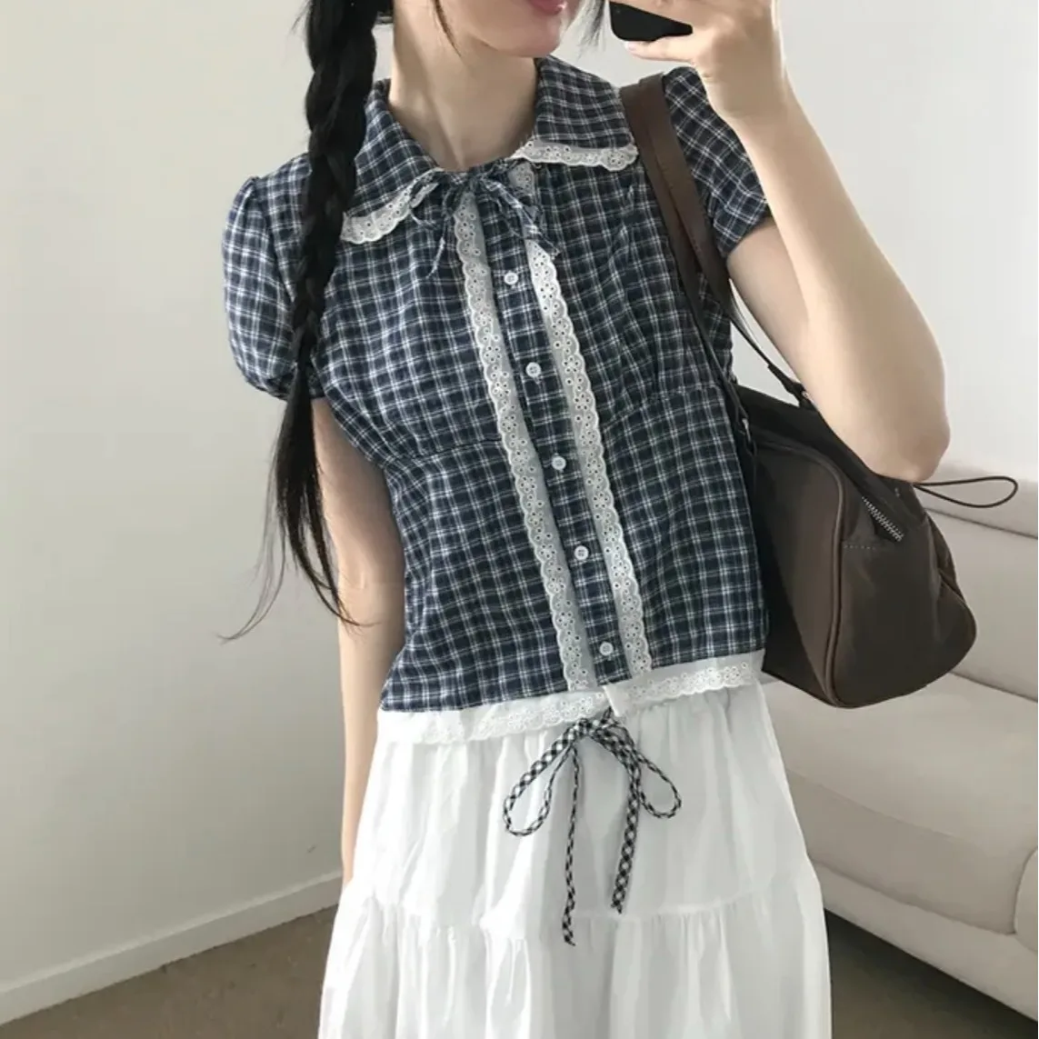 

Корейский стиль: Универсальный топ с коротким рукавом, в клетку, с кружевной отделкой и декоративными вставками, модный летний дизайн 2026 года для женщин